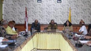 Tokoh-Amfoang-saat-bersama-tokoh-masyarakat-dan-tokoh-adat-saat-beraudiens.jpg