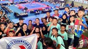 Tommy-Jacob-dengan-para-pelatih-dan-atlet-usai-menyabet-15.jpg