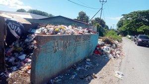 Tumpukan-Sampah-di-TPS-yang-tidak-terangkut.jpg