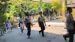 ULAT-Ulat-ditemukan-diatas-nasi-yang-disajikan-dalam-menu-Makan-Bergizi-Gratis.jpg