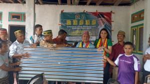 Umat-Stasi-Sulit-Bangga-Dapat-100-Lembar-Seng-Dari-Yohanes-Rumat.jpg