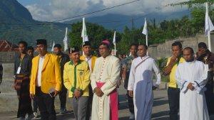 Uskup-Agung-Ende-Mgr-Paulus-Budi-Kleden-saat-menuju-Gereja-Paroki-Santo-Donatus-Boanawa.jpg