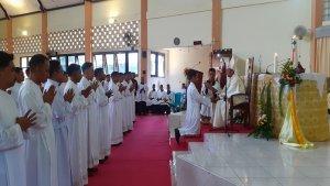 Uskup-Atambua-Mgr-Dominikus-Saku-Pr-mentahbiskan-30-diakon.jpg