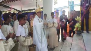 Uskup-Weetabula-Mgr-Edmund-Woga-CSsR-memimpin-misa-pemberkatan-gedung-kantor.jpg