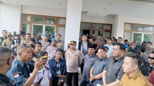 WALI-KOTA-MENDENGAR-SUARA-MASSA-AKSI-1.jpg