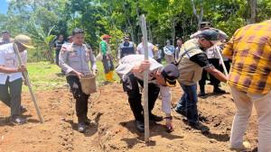Wakapolres-Manggarai-bersama-undangan-tanam-jagung-di-kebun-milik-Koptan-Napura-Hidup.jpg