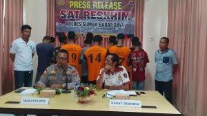 Wakapolres-Sumba-Barat-Jeffris-Fanggidae-didampingi-Kasat-Reskrim.jpg