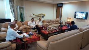 Wakil-Bupati-Manggarai-Fabianus-Abu-sedang-mengikuti-rapat-One-Village-One-Product.jpg