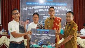 Wakil-Bupati-Sumba-Timur-Yonathan-Hani-kedua-dari-kanan-bersama-Direktur-PT-MSM.jpg