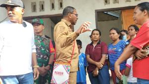 Wakil-Gubernur-NTT-Johni-Asadoma-kunjungi-korban-banjir-bandang-Mauponggo.jpg