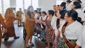 Wakil-Wali-Kota-Kupang-Serena-Francis-berjabat-tangan-dengan-Bunda-PAUD-yang-dikukuhkan.jpg