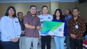 Wali-Kota-Kupang-dr-Christian-Widodo-secara-simbolis-menyerahkan-perlindungan-jaminan-sosial.jpg