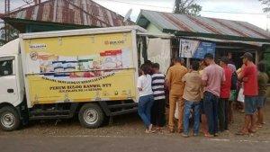 Warga-Kabupaten-Manggarai-Barat-mengantre-beli-paket-sembako-murah.jpg
