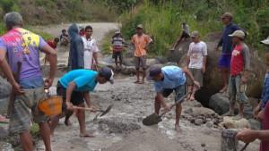Warga-kampung-Lebo-Desa-Golo-Meni-sedang-bergotong-royong.jpg