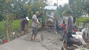 Warga-sedang-membangun-rabat-jalan-segmen-RT-7-Dusun-Longko-Manggarai-Timur.jpg