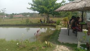 Warga-sedang-santai-menikmati-kesejukan.jpg