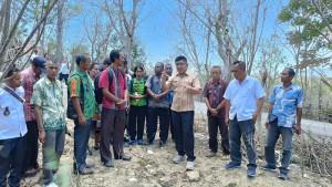 Willybrodus-Lay-saat-melakukan-studi-lapangan.jpg