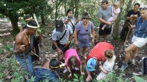 Wisatawan-asal-Amerika-sedang-menanam-pohon-pala-di-Kebun-wisata-agro-Sanggar-Budaya-Bliran-Sina.jpg
