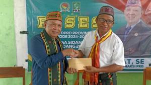 Yohanes-Rumat-menyerahkan-secara-simbolis-bantuan-semen.jpg