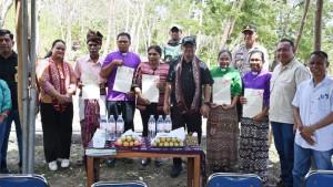 Yosef-Lede-bersama-undangan-lainnya-foto-bersama-usai-peresmian-saluran.jpg