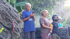 Yustina-Iju-warga-Desa-Sawu-keluhkan-sulitnya-akses-air-bersih-pasca-banjir-bandang-di-daerah-itu.jpg
