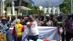 aksi-demonstrasi-di-depan-kantor-gubernur-ntt.jpg