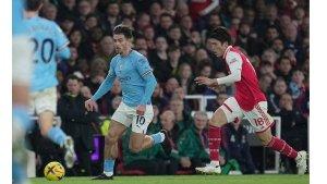 aksi-jack-grealish-saat-saling-berebut-bola.jpg