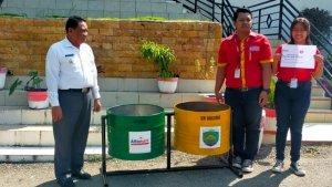 bupati-malaka-simon-nahak-menerima-26-unit-bak-sampah.jpg