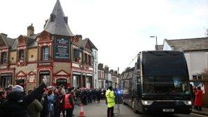 bus-tim-Manchester-United-dilempari-botol.jpg