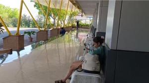 calon-penumpang-pesawat-duduk-setelah-mengetahui-operasional-Bandara-Frans-Seda-Maumere.jpg