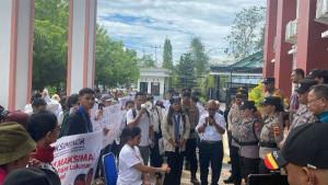 demo-Saksi-di-PN-Kupang.jpg