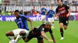 denzel-dumfries-dan-theo-hernandez-berduel-merebut-bola.jpg