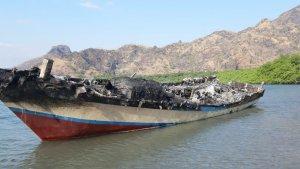kapal-lampara-ikan-paus-05-milik-dinas-perikanan-ttu-terbakar.jpg