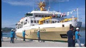 kapal-pelni-km-sangiang-sementara-sandar.jpg