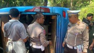 olah-TKP-Bus-terbalik-di-Matim.jpg