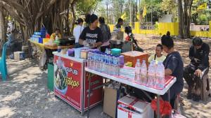 pelaku-UMKM-yang-berjualan-di-tengah-keramaian-pasar-murah-di-kantor-DPD-I-partai-Golkar.jpg