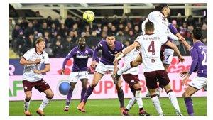 pemain-saling-berebut-bola-pada-laga-antara-fiorentina.jpg