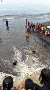 pencarian-korban-terseret-banjir.jpg