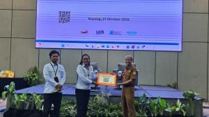 penyerahan-buku-oleh-balai-bahasa.jpg