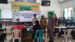 penyerahan-sertifikat-di-camplong.jpg