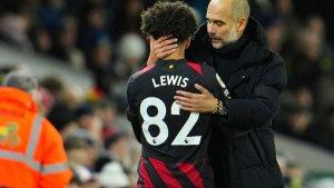 pep-guardiola-menyapa-bek-sayap-rico-lewis-setelah-kemenangan.jpg