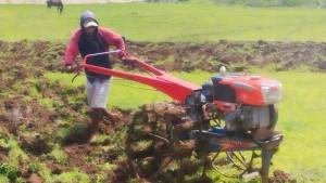 petani-bajak-lahan.jpg