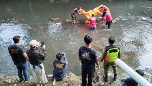 petugas-mengevakuasi-potongan-tubuh-di-sungai-solo.jpg