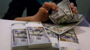 petugas-menghitung-dollar-as-di-kantor-cabang-plaza-mandiri-jakarta-jumat-382018_20180908_212241.jpg