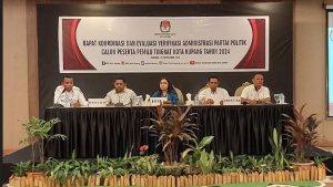 plh-ketua-kpu-kota-kupang-welly-nhayer-tengah-membuka-rakor-evaluasi.jpg