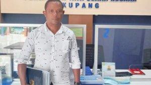 ruth-wungubelen-saat-mendaftar-gugatan-ke-ptun-kupang.jpg