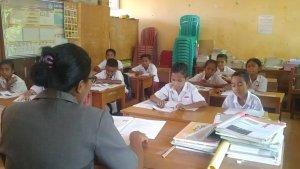 siswa-sdn-luah-sedang-belajar-di-ruangan-desa-hoder.jpg