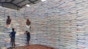 stok-beras-yang-tersedia-di-gudang-Bulog.jpg