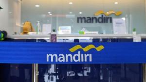 suasana-di-kantor-cabang-Bank-Mandiri.jpg