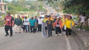 upati-Rote-Ndao-Paulina-Haning-Bullu-memimpin-jalan-sehat-dalam-peringatan-HKN-ke-58.jpg